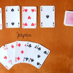 Karty do gry ułożone w kolejności: 3 karo, 2 pik, 5 kier, A pik. Poniżej ręka: A kier, 2 kier, 5 karo, 4 trefl, 5 pik. Widoczna hierarchia kart.