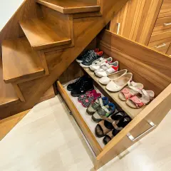 Wnęka pod schodami z szufladami na buty. Pomysły na przechowywanie obuwia w domu.