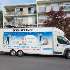 Camion Kalifrance, spécialiste du déménagement, avec une échelle pour monter des cartons dans un immeuble. Ce modèle d'arrêté d'autorisation de stationnement pour déménagement est bien représenté.