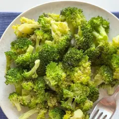 Brocoli cocido al dente, listo para disfrutar. El tiempo de cocción perfecto para mantener su color y nutrientes.