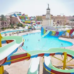 Kolorowe zjeżdżalnie wodne i baseny w Parrotel Aqua Park Resort. Statek piracki z wieżą i mnóstwem atrakcji dla całej rodziny.