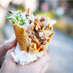 Ile kalorii ma kebab w bułce? Sprawdź i jedz lżej!