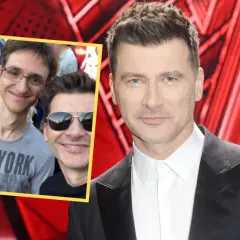 Trzech mężczyzn na zdjęciu. Jeden w okularach i koszulce "New York", drugi w okularach przeciwsłonecznych, a trzeci w garniturze. Ile ma lat Kammel?