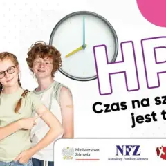 Grupa młodych ludzi z plastrami po szczepieniu. Hasło "Czas na szczepienie HPV jest teraz" zachęca do profilaktyki.
