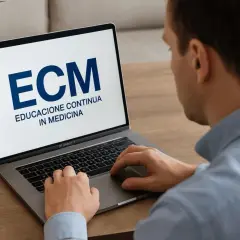 Uomo al computer, schermo mostra "ECM Educazione Continua in Medicina". Un esempio di come lo **stilema eventi fad** si integra nella formazione medica moderna.
