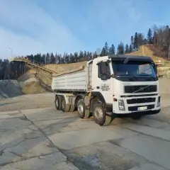Ile kosztuje wywrotka żwiru? Sprawdź ceny i ukryte koszty transportu