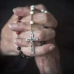 Różaniec na ręce: prawa czy lewa? Co mówi Kościół i symbolika?