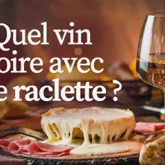 Un verre de vin blanc pétillant, parfait pour accompagner une raclette gourmande. Quel vin blanc choisir pour ce plat savoyard ?