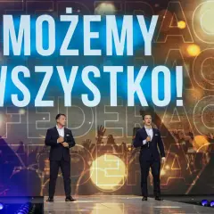 Dwóch mężczyzn na scenie, za nimi napis "MOŻEMY WSZYSTKO!". Konfederacja chce wprowadzenia bonu oświatowego od września 2026.