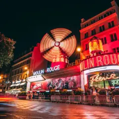 Nocny Paryż rozświetlony neonami. Słynny kabaret Moulin Rouge z wirującym wiatrakiem na dachu zaprasza na wieczór pełen wrażeń.