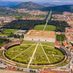 Reggia di Caserta, la piazza più grande d'Italia, con i suoi giardini barocchi e la lunga prospettiva che si perde all'orizzonte.