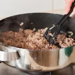 Mielone mięso z cebulą smaży się na patelni, tworząc aromatyczny soboro.