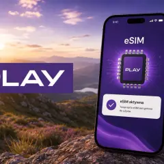Telefon z aktywną kartą eSIM od Play na tle górskiego krajobrazu.