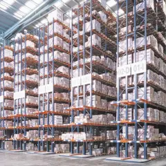 Hohe Regale in einem Lagerhaus, gefüllt mit Kisten und Paletten. Effiziente Regalarten Logistik für maximale Lagerkapazität.