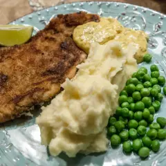 Panerad fisk med krämigt potatismos, gröna ärtor och en klick remouladsås. En klassisk och god måltid.