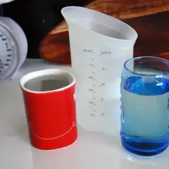 Ile łyżek to 90g mąki? Precyzyjny przelicznik i triki bez wagi
