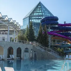 Basen i zjeżdżalnie wodne w Bukowinie Tatrzańskiej. Nowoczesny aquapark z przeszklonym dachem i kolorowymi rurami zjeżdżalni.
