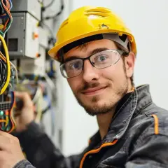 Ile zarabia inżynier elektryk? Zarobki 2024 (Widełki, Specjalizacje)