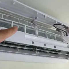 Dedo señala filtros sucios de aire acondicionado. Soluciones desague aire acondicionado para evitar problemas.