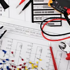 Narzędzia elektryka i schemat instalacji elektrycznej w domu.