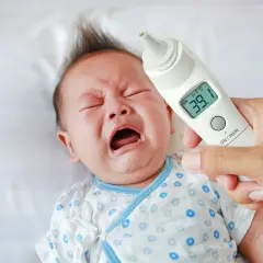 Płacz dziecka i termometr wskazujący 39.1°C. To wyraźny znak, że maluch ma gorączkę.