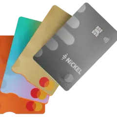 Plusieurs cartes bancaires colorées et une carte grise Nickel, symbolisant la mobilité bancaire et les paiements sans contact.