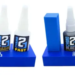 Deux présentoirs bleus avec des bouteilles de super glu CYANO 2 : DENSE, FAST, BLACK, SLOW DRY. Idéal pour les collages professionnels.