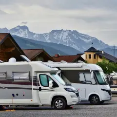 Kampery na kempingu, gotowe na podróż 1500 km. Krótkoterminowe zakwaterowanie w malowniczej okolicy górskiej.