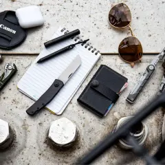 Navaja, cartera, gafas de sol, AirPods y más, todo listo para el **edc urbano**.