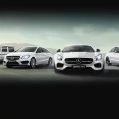Cuatro modelos Mercedes AMG blancos en fila: un G-Wagen, un CLA Shooting Brake, un GT y un sedán C63.