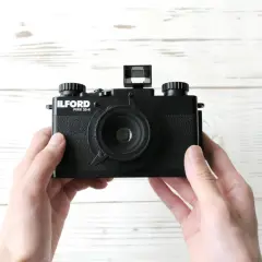 Czarne, jednorazowe zdjęcia z aparatu Ilford Pixie 35-II. Zastanawiasz się, ile kosztuje wywołanie zdjęcia z aparatu jednorazowego?