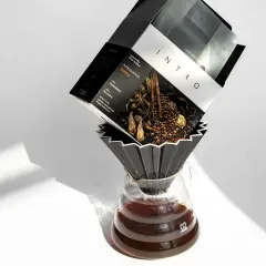 Kawa Intro Spicy z Indonezji, idealna do parzenia w temperaturze 92-96°C, z nutami cedru i cynamonu.