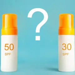 Dwa kremy z filtrem SPF 50 i SPF 30. Który wybrać? Zastanawiasz się, spf co to i jak działa?