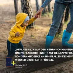 Ein Kind in gelber Kapuzenjacke und ein Erwachsener mit blauen Gummistiefeln gehen Hand in Hand. Ein Vers aus Sprüche 3,5-6, der an Psalm 147 erinnert, leitet sie.