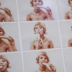 Natalia LL sztuka konsumpcyjna: kobieta je banana w dziewięciu ujęciach, prowokując do refleksji nad cielesnością i pożądaniem.