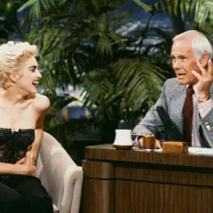 Madonna śmieje się podczas wywiadu, wspominając swoje czasy na "Isla Bonita". Johnny Carson słucha jej z uwagą.