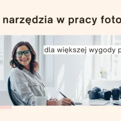 Uśmiechnięta fotografka przy biurku z aparatem i obiektywami. Idealny profesjonalny program do obróbki zdjęć dla fotografów ułatwi jej pracę.