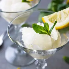 Orzeźwiający sorbet cytrynowy z miętą i cytryną. Idealny deser, by poczuć smak Neapolu. Co zjesc w Neapolu? To!