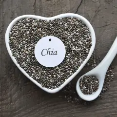 Cuore di semi di chia, un alimento salutare ma che può diventare pericoloso se consumato in eccesso.