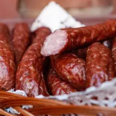 Kiełbasa swojska: Ceny, jakość, skład. Warto zapłacić więcej?