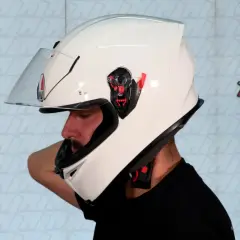 Hombre se ajusta un casco blanco para medir cabeza.