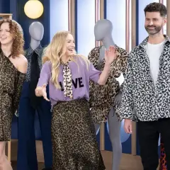 Kobieta w panterkowej tunice i spódnicy, obok mężczyzna w koszuli w panterkę. Wszyscy uśmiechnięci.