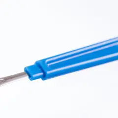 Découseur bleu avec une pointe rouge, idéal pour savoir comment enlever une broderie sur un vêtement.
