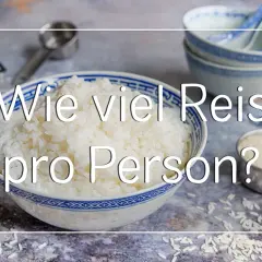 Schüssel mit gekochtem Reis und Messlöffel mit rohem Reis. Die Frage "Wie viel Reis pro Person?" ist im Bild zu sehen.