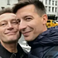 Uśmiechnięci Michał Cessanis i jego żona na tle ulicy w Nowym Jorku.