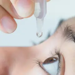 Kropla leku Lotemax spada do oka, przynosząc ulgę.