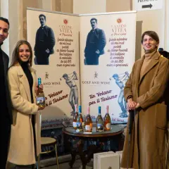 Antonio Faravelli, un nome legato alla tradizione vinicola. Quattro persone sorridono davanti a banner che celebrano la storia di Cantine Vitea e Puccini.