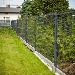 Nowy, nowoczesny płot panelowy z podmurówką. Warto sprawdzić budowa ogrodzenia przepisy, by uniknąć problemów.