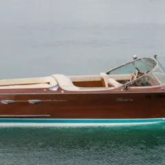 Splendida barca in legno, forse una delle preferite da Gianni Agnelli, solca le acque con eleganza.