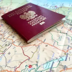 Polski paszport na mapie Afryki, planowanie podróży. Gdzie leży Zanzibar? To pytanie, na które szukamy odpowiedzi, planując egzotyczne wakacje.